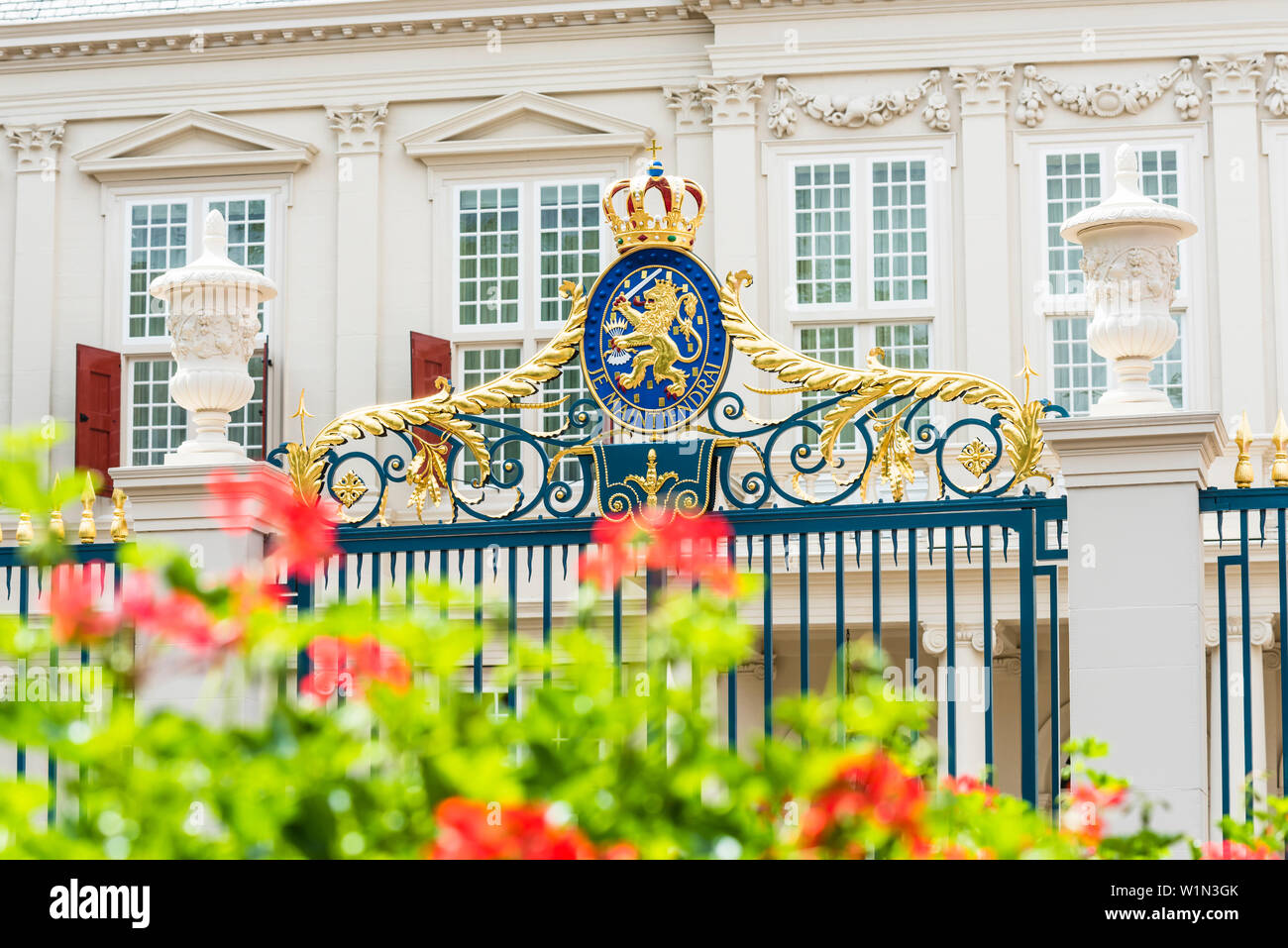 Lo stemma all'ingresso del palazzo reale Noordeinde della famiglia reale olandese nel centro della città, l'Aia, Paesi Bassi Foto Stock