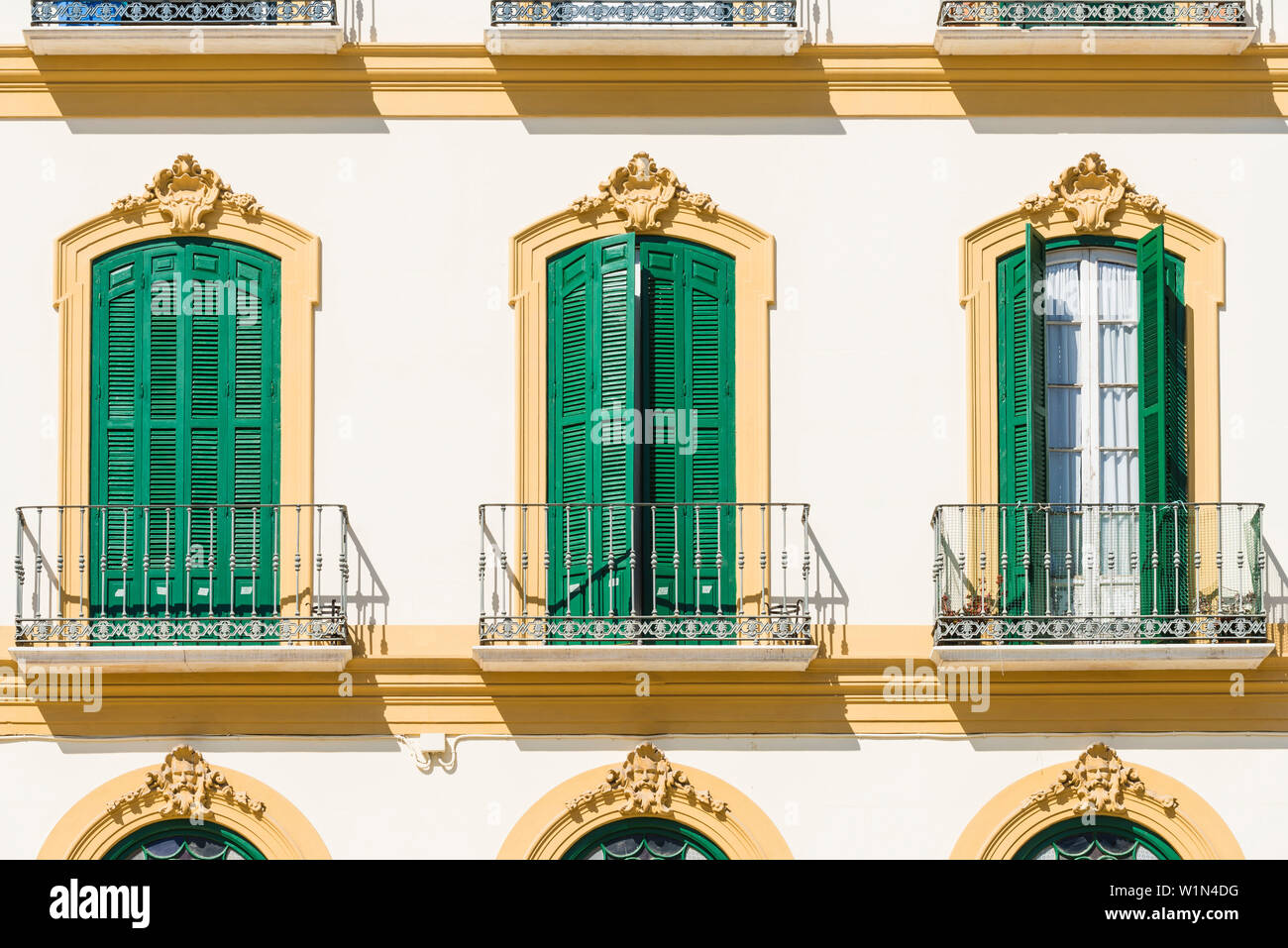 Di fronte ad una vecchia casa presso la famosa Plaza de la Merced, Malaga, Andalusia, Spagna Foto Stock