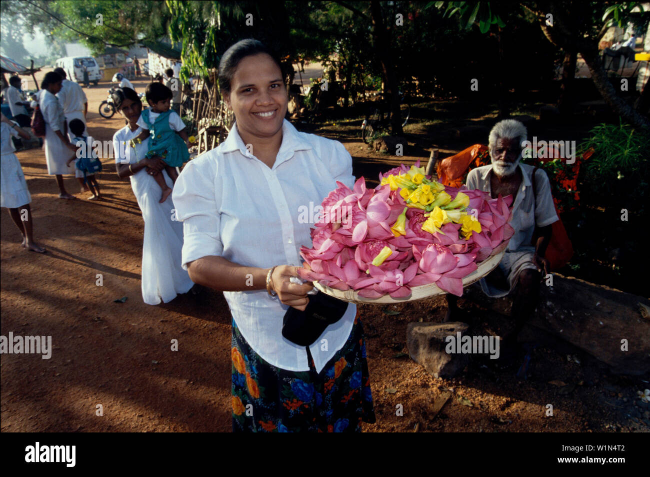 Pilgerin mit Lotusblumen, Anuradhapura Sri Lanka Foto Stock