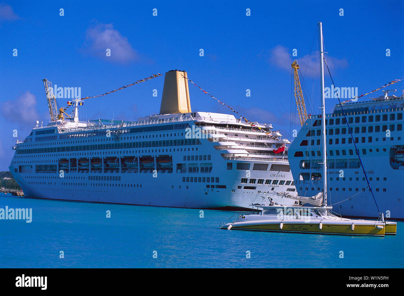 Cruiseeship e catamarano, Bridgetown, porta San Michele Barbados Foto Stock