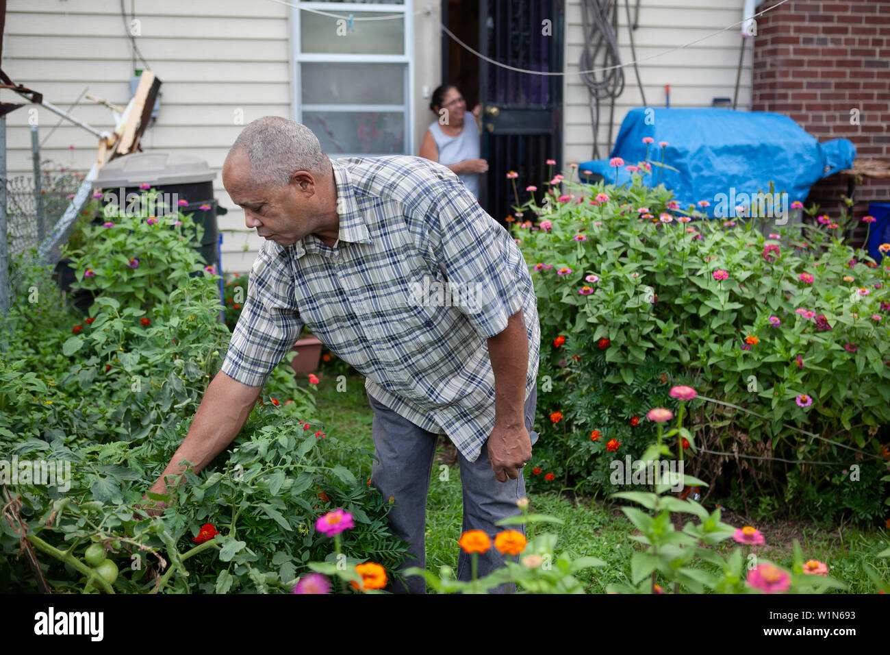 Una coppia ispanica nel giardino nel loro cortile a Filadelfia Foto Stock