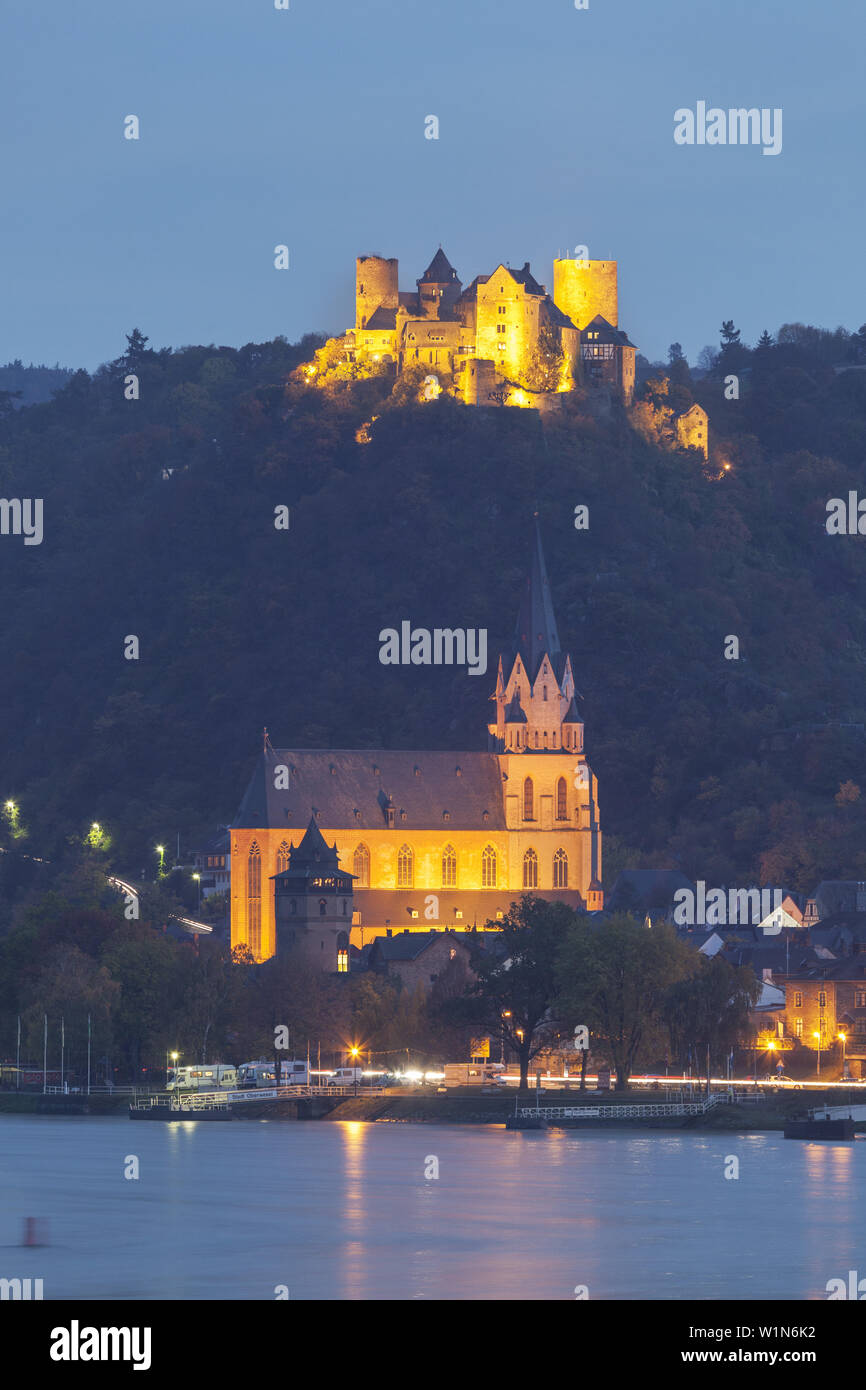 Vista di Oberwesel, con la chiesa e il castello di Schönburg dal Reno, Valle del Reno superiore e centrale, Rheinland-Palatinate, Germania, Europa Foto Stock