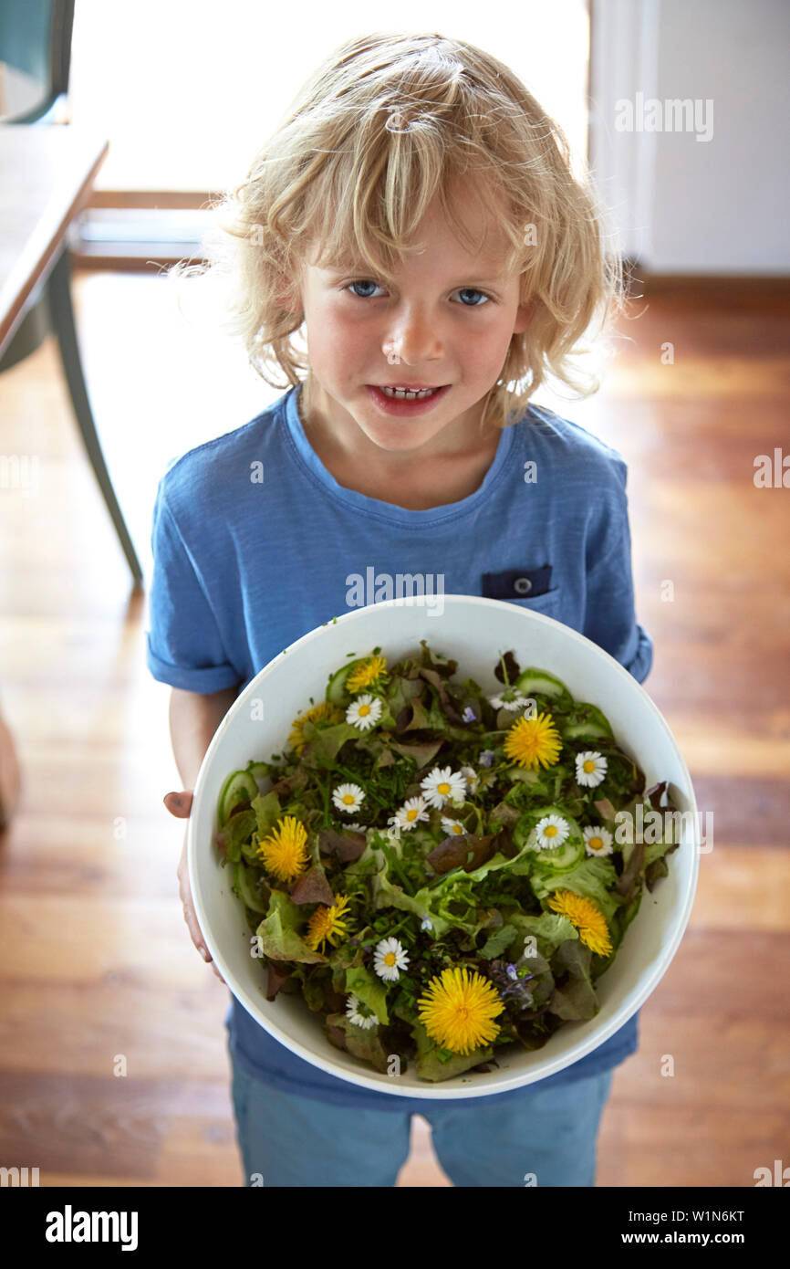 Ragazzo tenendo un insalatiera con erba fresca insalata Foto Stock
