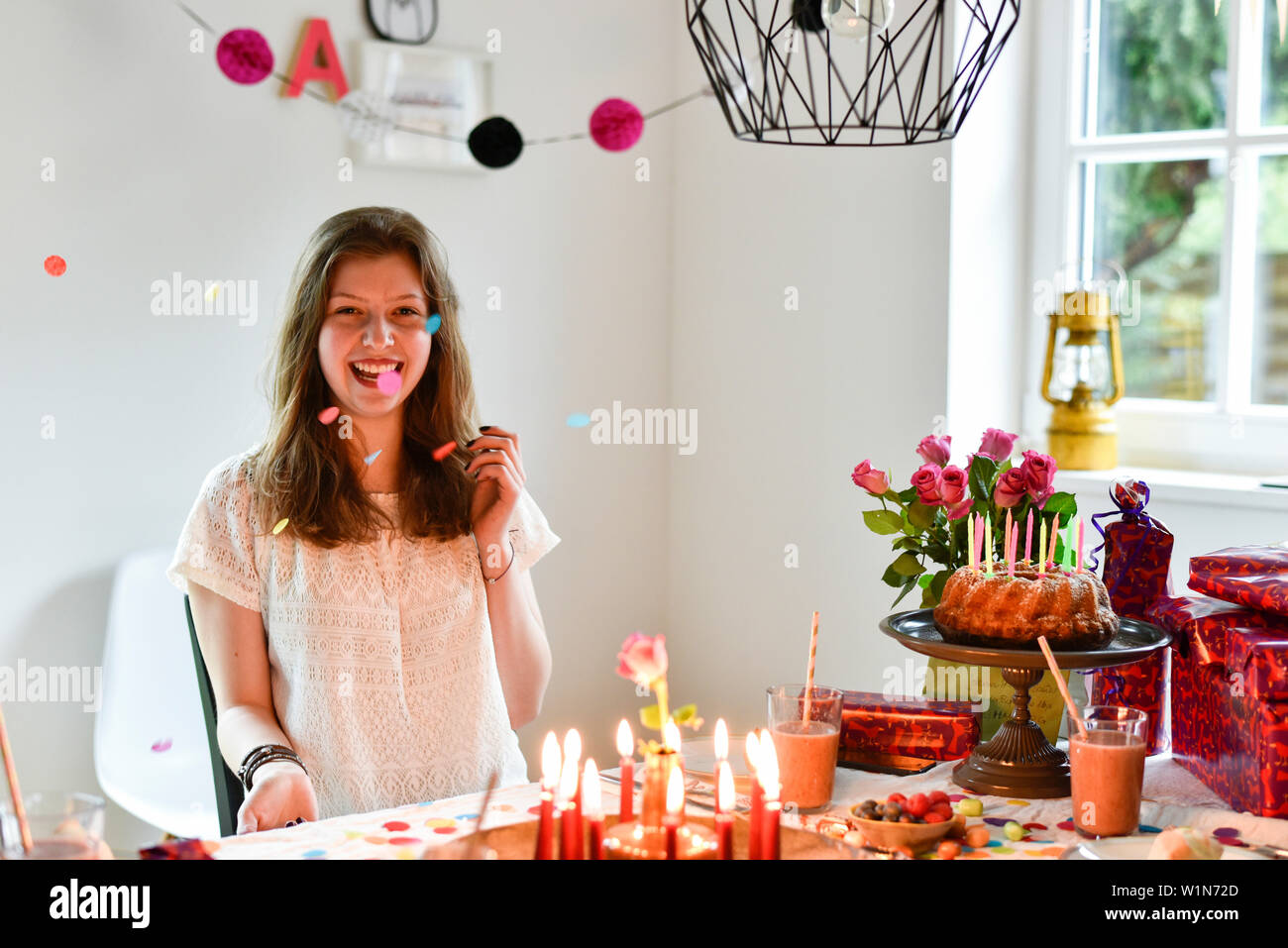 Ragazza al tavolo per la colazione della ragazza adolescente Party a Amburgo, Germania Foto Stock