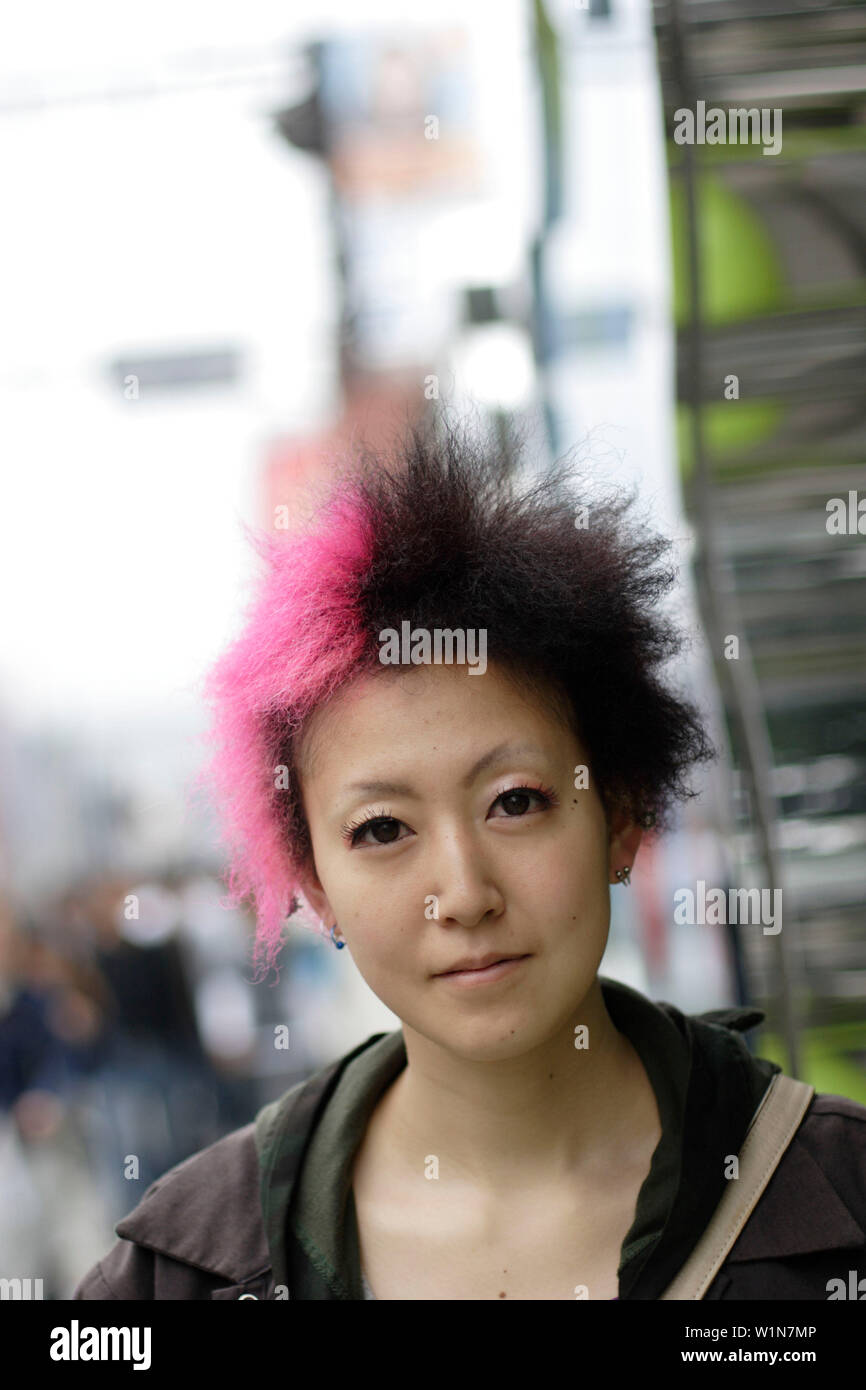 I giovani di fronte al famoso edificio Laforet, shopping moda, Meji-dori, Harajuku, Tokyo, Giappone Foto Stock