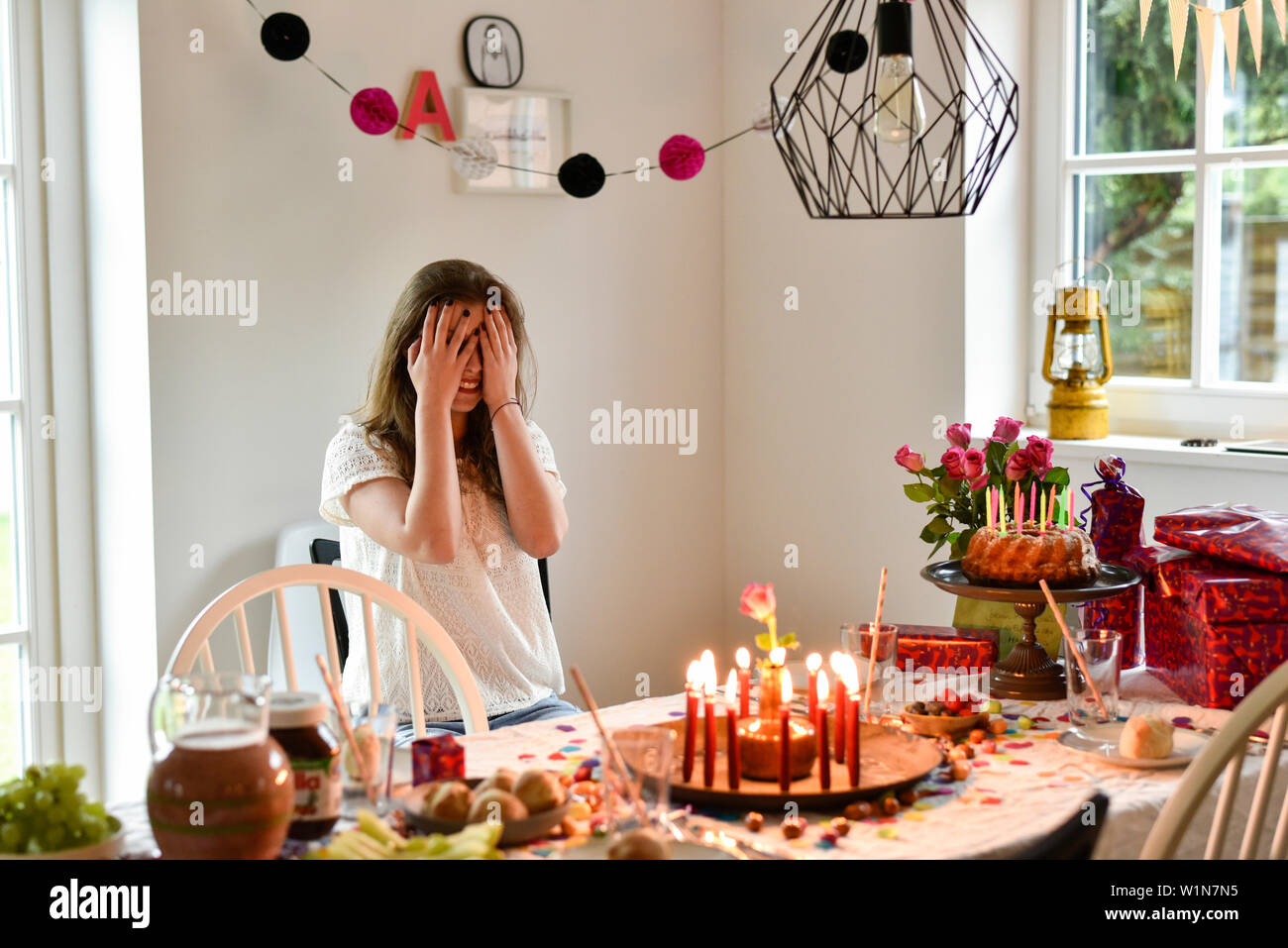 Ragazza al tavolo per la colazione della ragazza adolescente Party a Amburgo, Germania Foto Stock