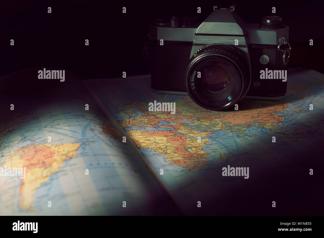La pianificazione di un viaggio con una videocamera e una mappa. Foto Stock