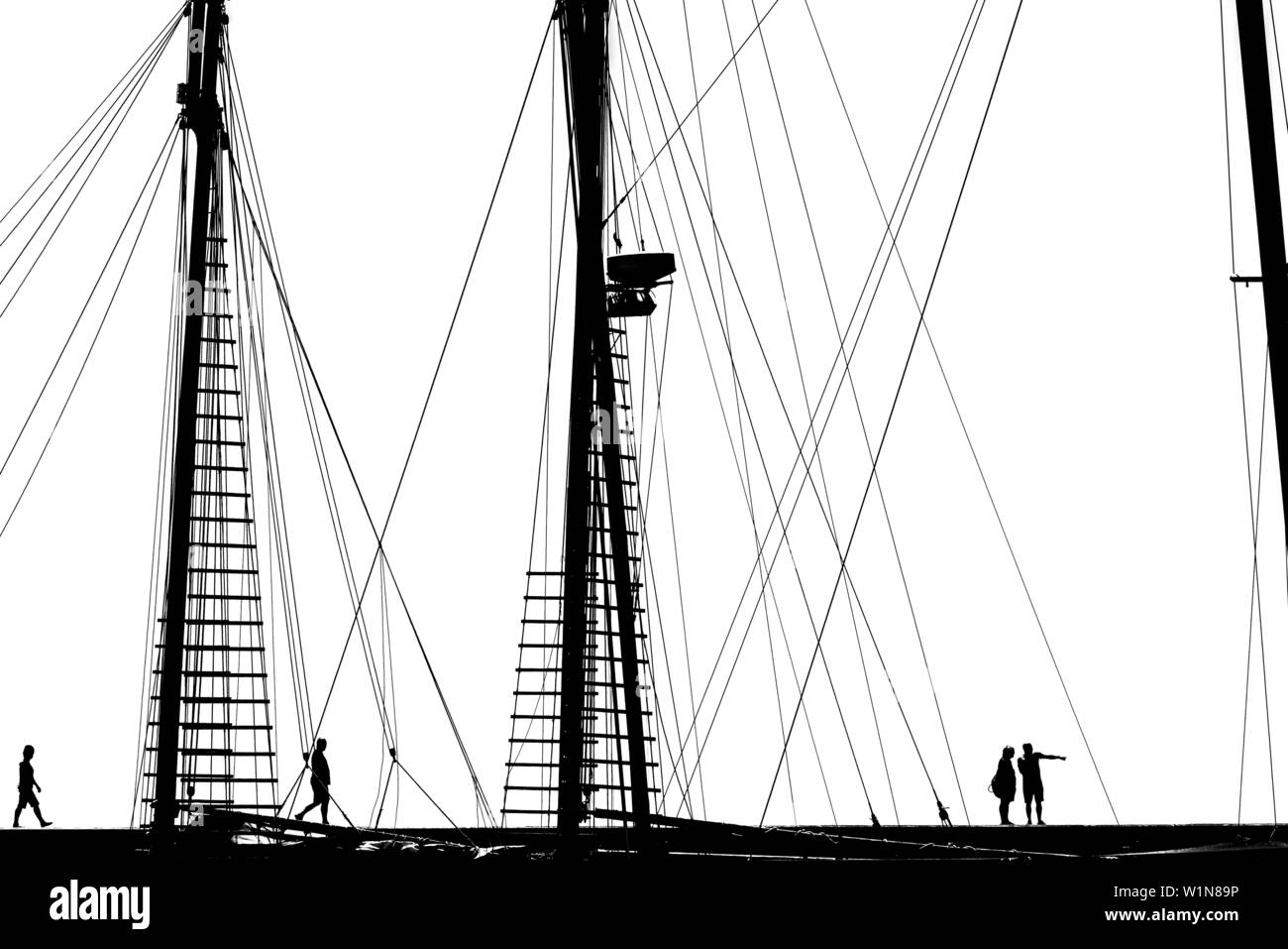 La gente sulla mole nel porto di fronte alle manovre di una vecchia nave a vela, Benalmadena, Andalusia, Spagna Foto Stock