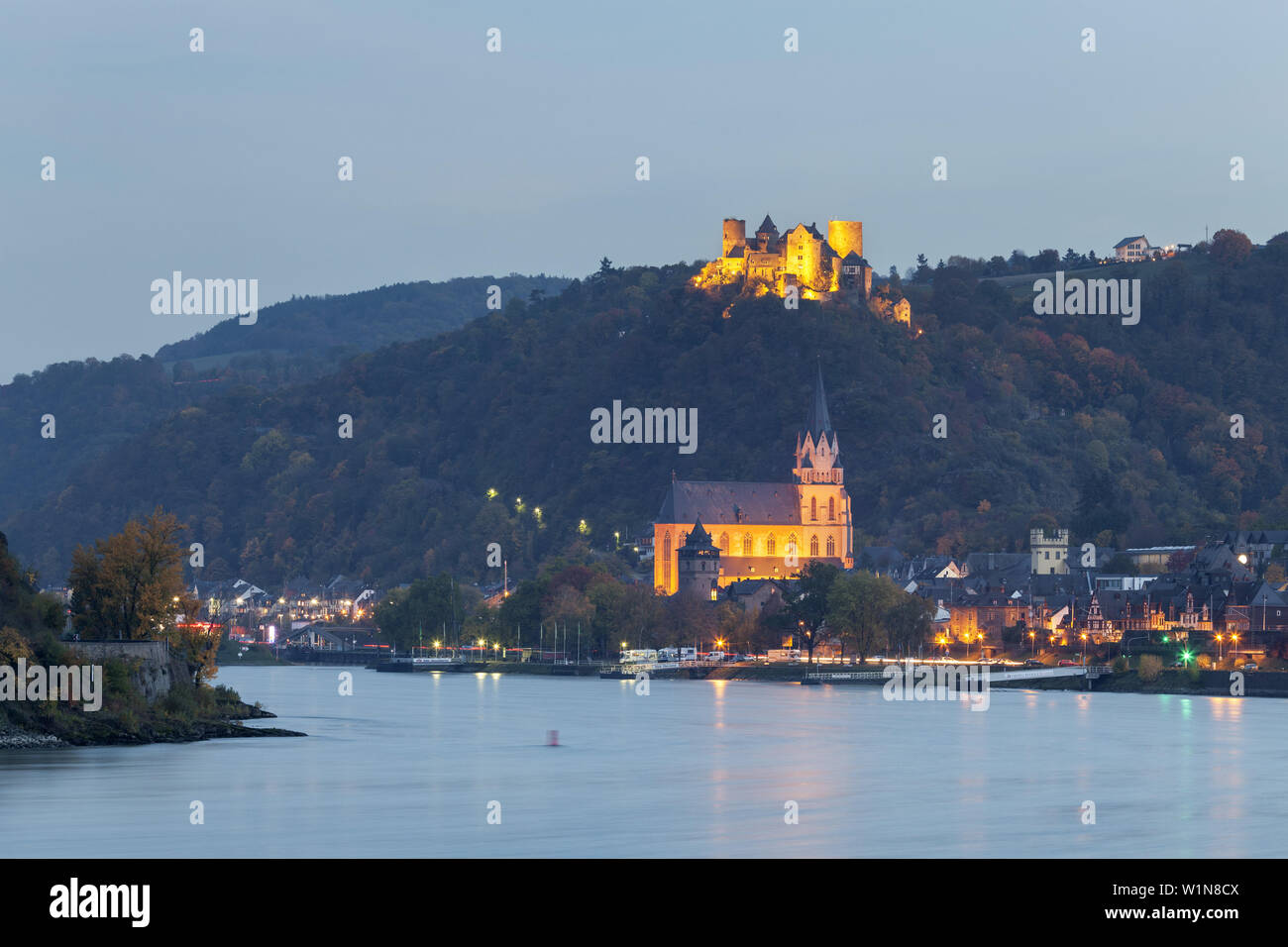 Vista di Oberwesel, con la chiesa e il castello di Schönburg dal Reno, Valle del Reno superiore e centrale, Rheinland-Palatinate, Germania, Europa Foto Stock