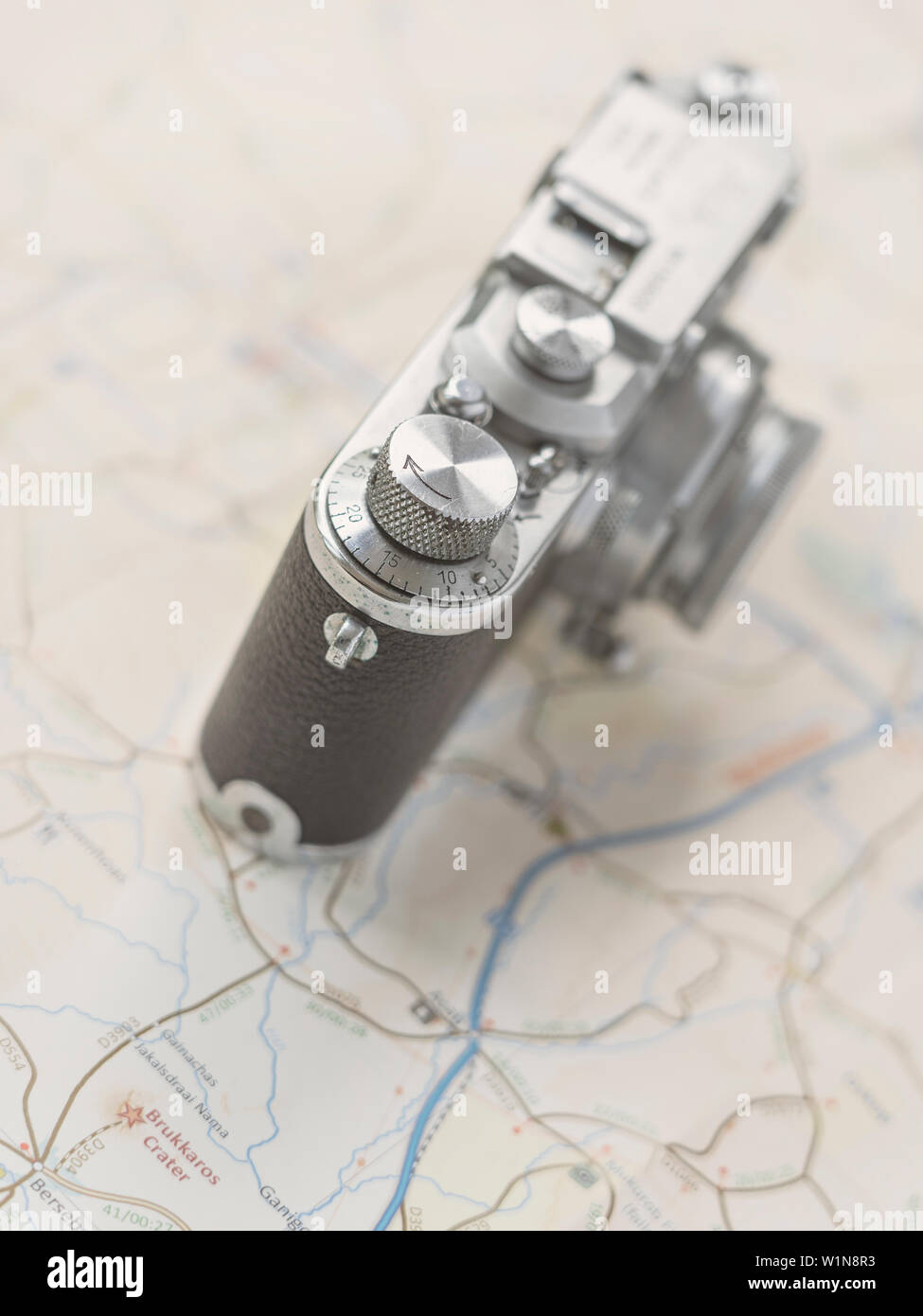La pianificazione di un viaggio con una videocamera e una mappa. Foto Stock