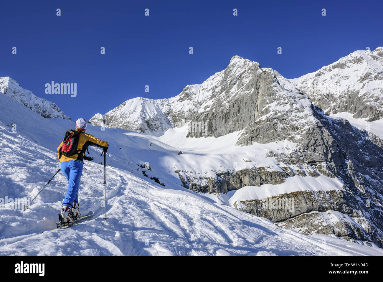 La donna torna per sci di fondo crescente a Hochglueckkar, Eiskarlspitze in background, Hochglueckkar, Eng, parco naturale Karwendel, gamma Karwendel, Tirolo, Foto Stock