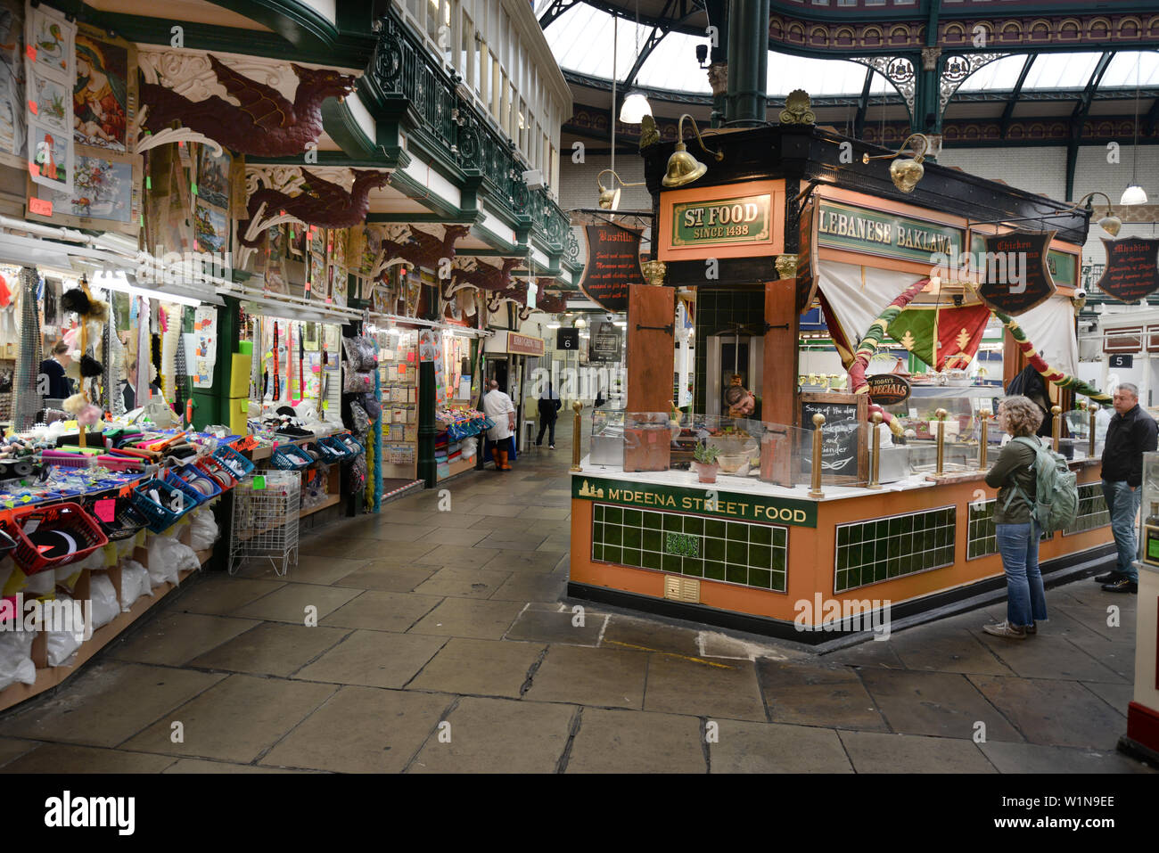 Leeds Victorian Kirkgate Mercato uno dei più grandi mercati coperti in Europa Foto Stock