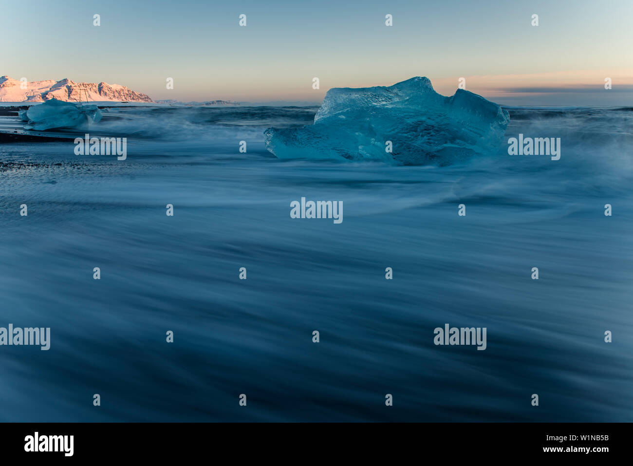 JJoekulsarlon, Growler sulla spiaggia al tramonto, Glacierlagoon, ghiacciaio Vatnajoekull, inverno, Islanda Foto Stock