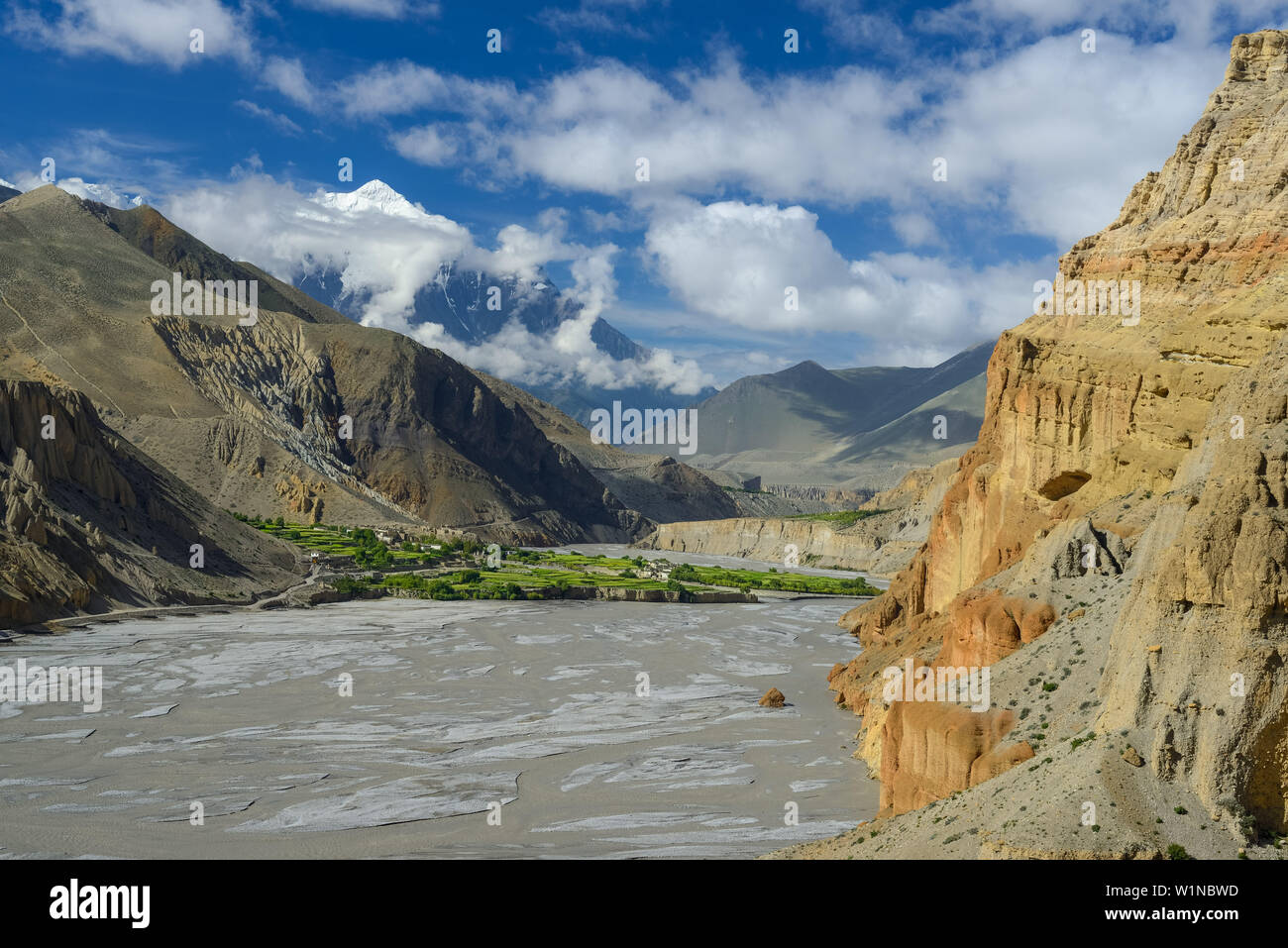 Tangbe, villaggio con un Gompa buddista nel Kali Gandaki valley, la valle più profonda del mondo. Nilgiri Himal (7061 m) sullo sfondo, Mustang, Foto Stock