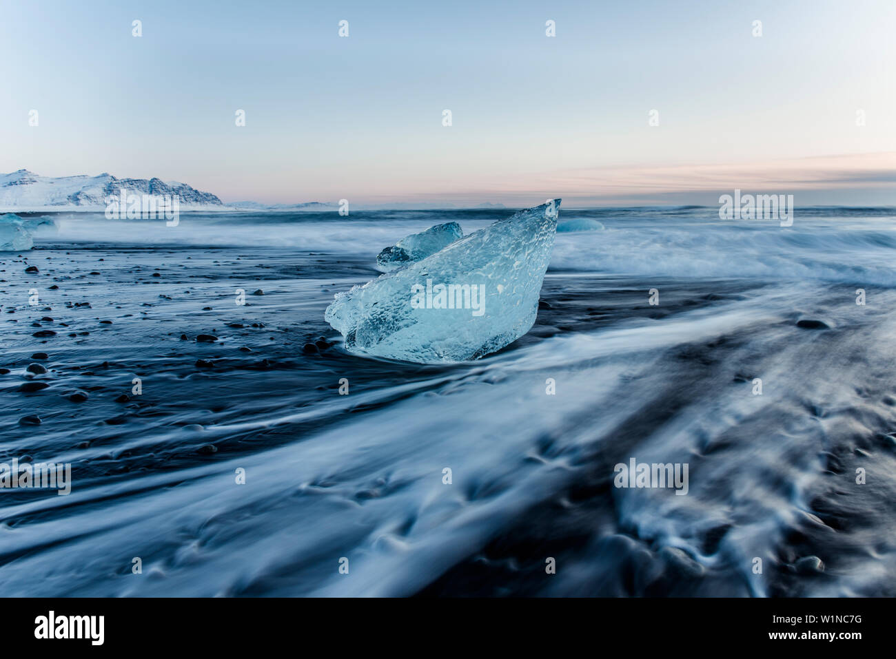 Joekulsarlon, Growler presso sunrise, Glacierlagoon, ghiacciaio Vatnajoekull, inverno, Islanda Foto Stock