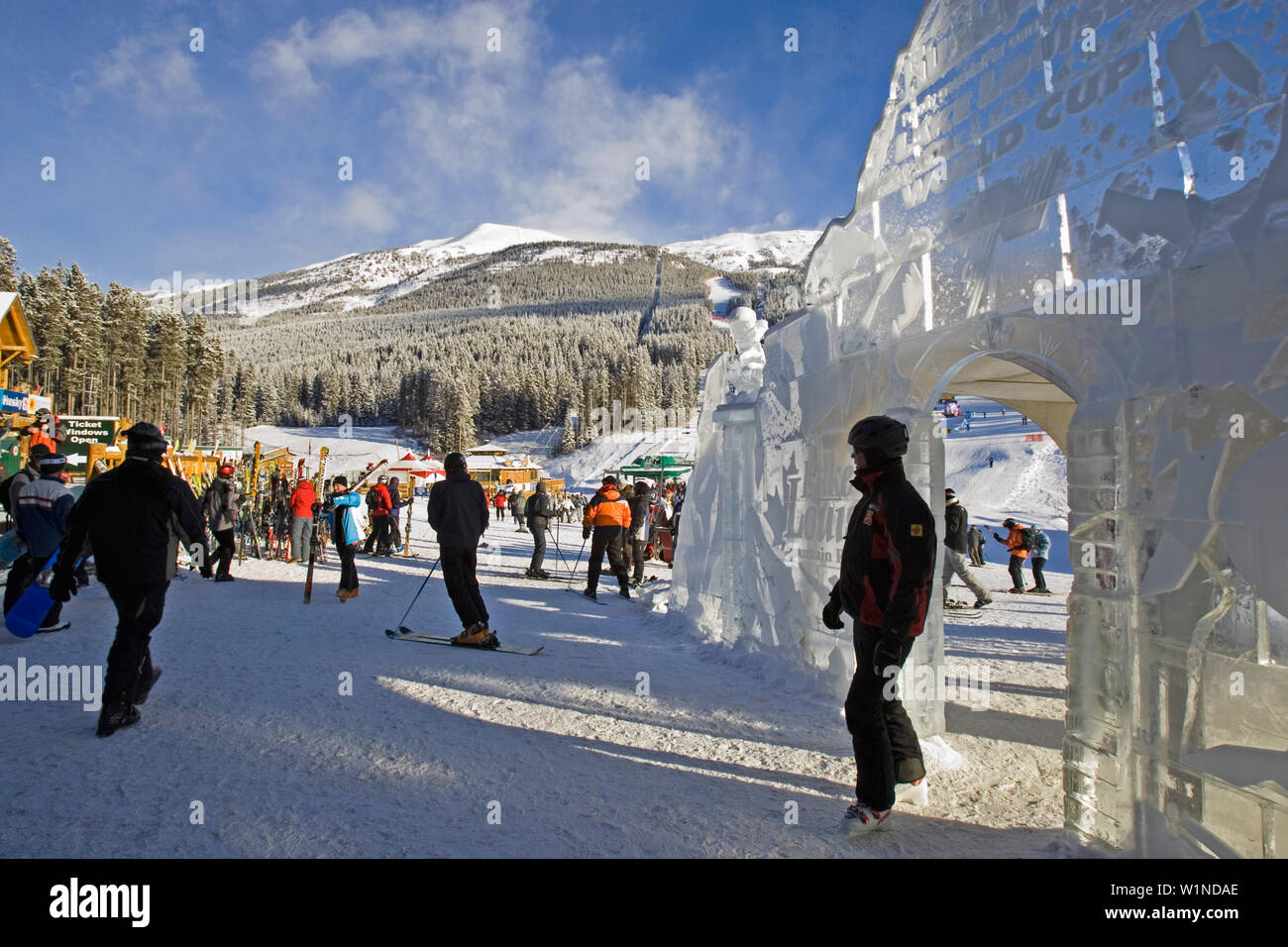 Un uomo cammina througn una scultura di ghiaccio nella località sciistica di Lake Louise. Questo tipo di installazione è stato costruito a causa della gara di coppa del mondo e inizio della Foto Stock