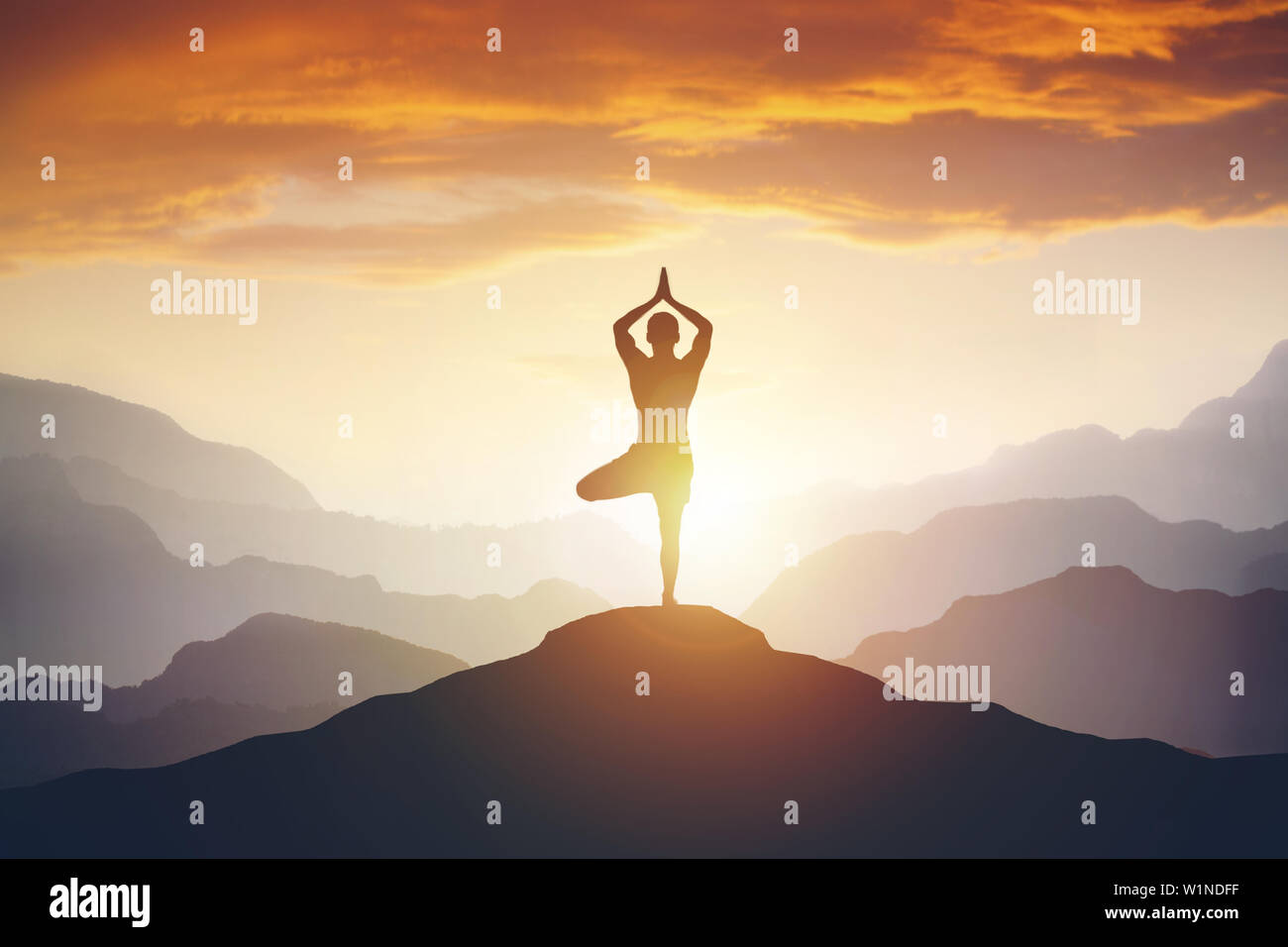 L'uomo meditando di alta montagna in background al tramonto Foto Stock