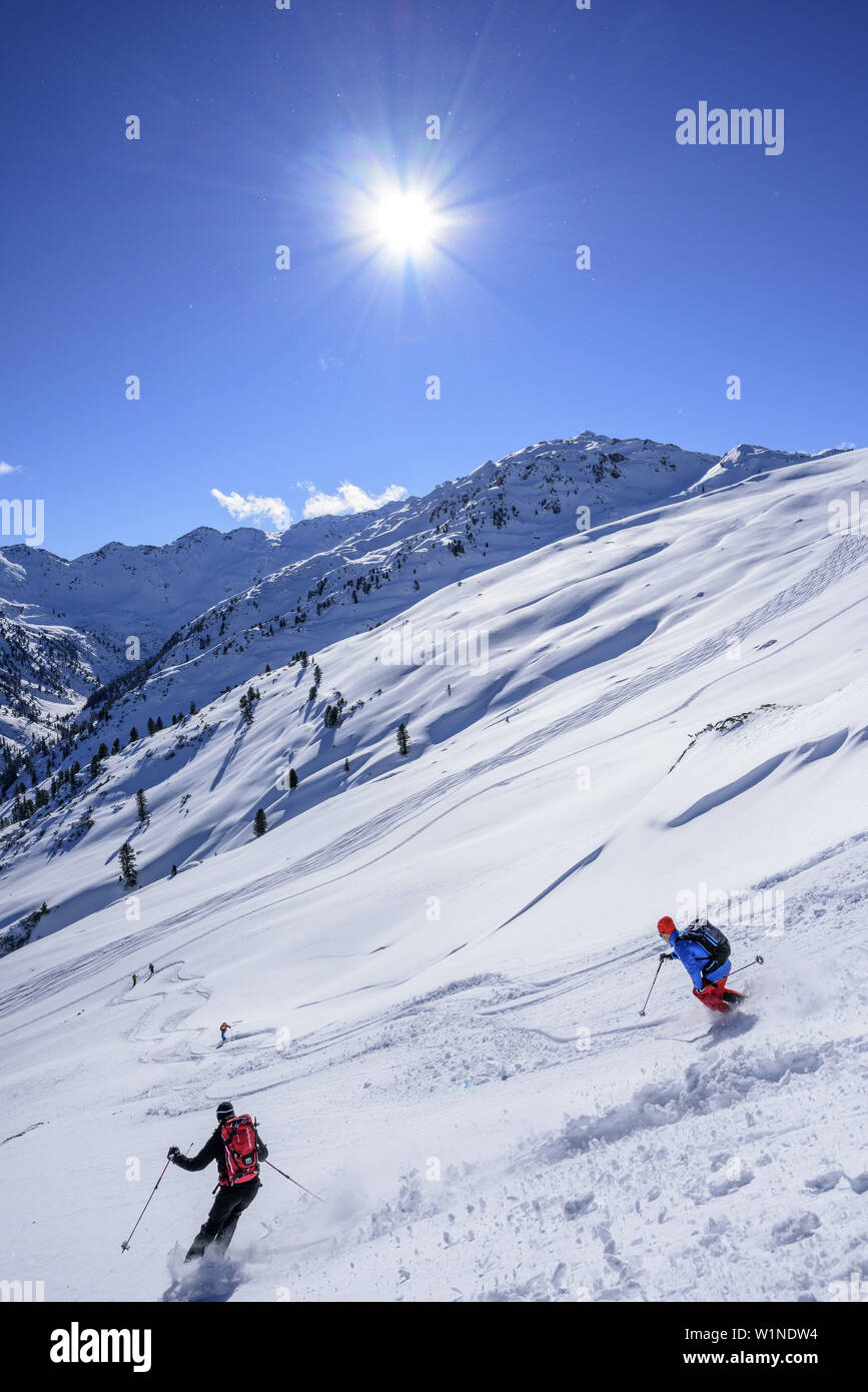 Due persone lo sci di discesa da Sonnenjoch attraverso la neve profonda nel back-country, Sonnenjoch, Kitzbuehel Alpi, Tirolo, Austria Foto Stock