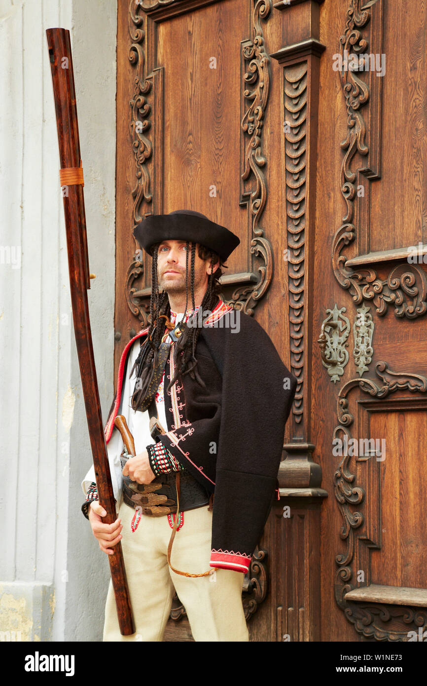 Musicista Pietro Tazky davanti alla chiesa dei Gesuiti a Bratislava (Pressburg) sul fiume Danubio , Slovacchia , Europa Foto Stock