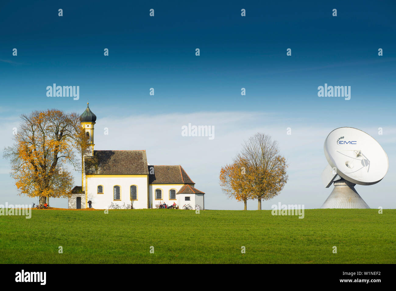 Johann Cappella e antenna parabolica satellitare in Raisting presso la stazione di terra, Raisting, Baviera, Germania Foto Stock