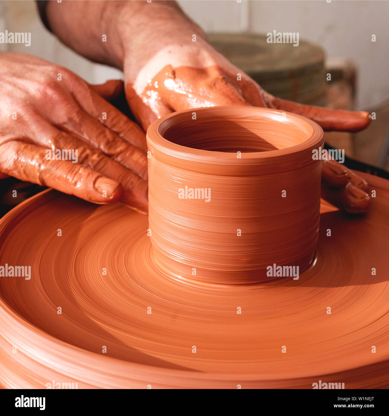 Professional potter rendendo bowl nel laboratorio di ceramica, studio. Foto Stock