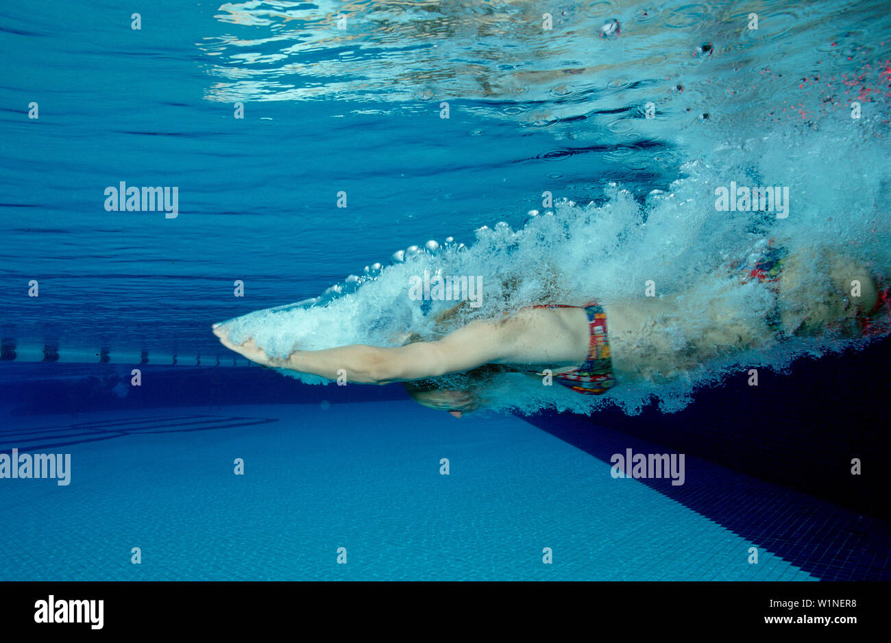 Frau springt in Schwimmbecken, Donna salti a nuotare, donna salta in piscina Foto Stock