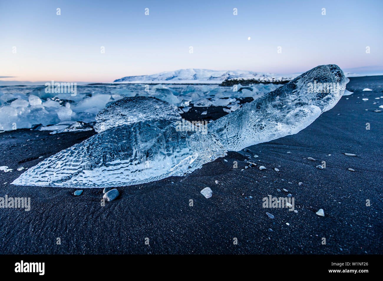 Joekulsarlon, Growler sulla spiaggia al tramonto, Glacierlagoon, ghiacciaio Vatnajoekull, inverno, Islanda Foto Stock