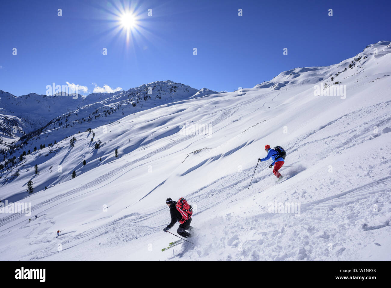 Due persone lo sci di discesa da Sonnenjoch attraverso la neve profonda nel back-country, Sonnenjoch, Kitzbuehel Alpi, Tirolo, Austria Foto Stock