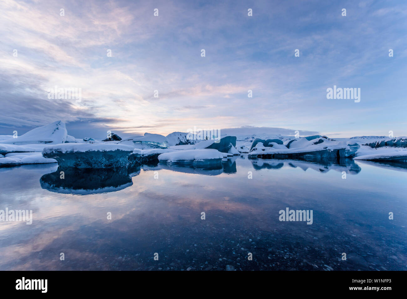 Joekulsarlon con growler al tramonto, Glacierlagoon, ghiacciaio Vatnajoekull in inverno, Islanda Foto Stock