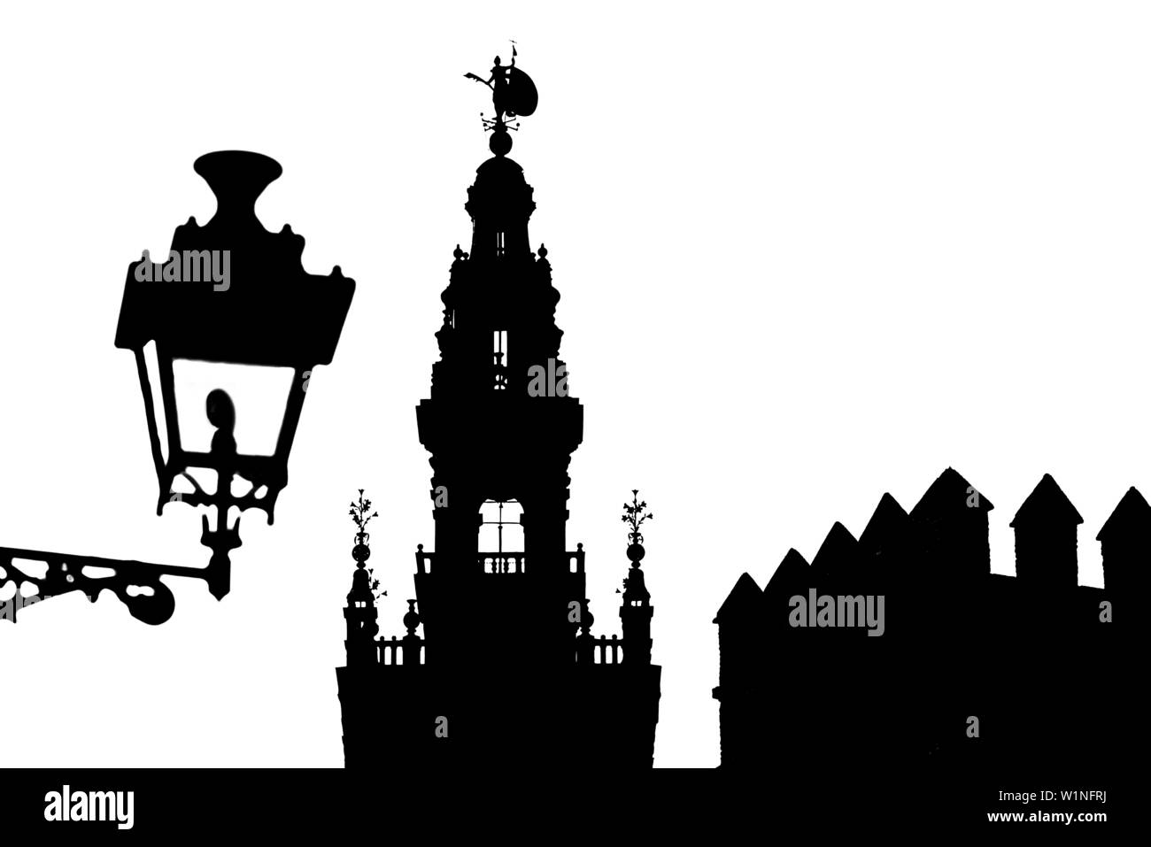 La silhouette del campanile del Duomo nel centro storico di Siviglia, in Andalusia, provincia di Siviglia, Spagna Foto Stock