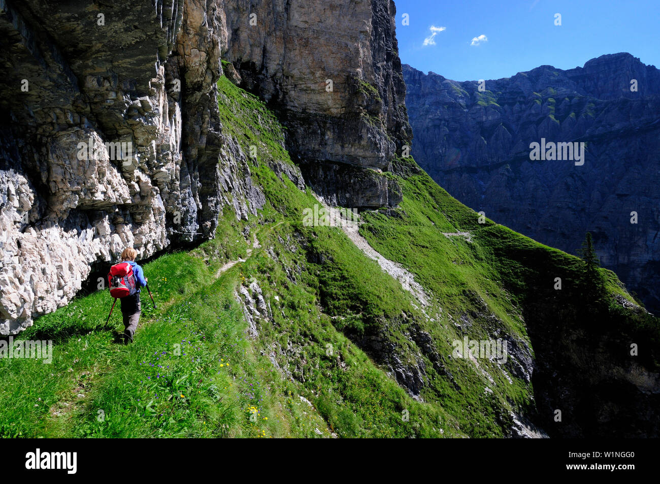 Kid camminando sul Pflerscher Höhenweg, Pflerschtal, Sud Tirolo, Italia Foto Stock