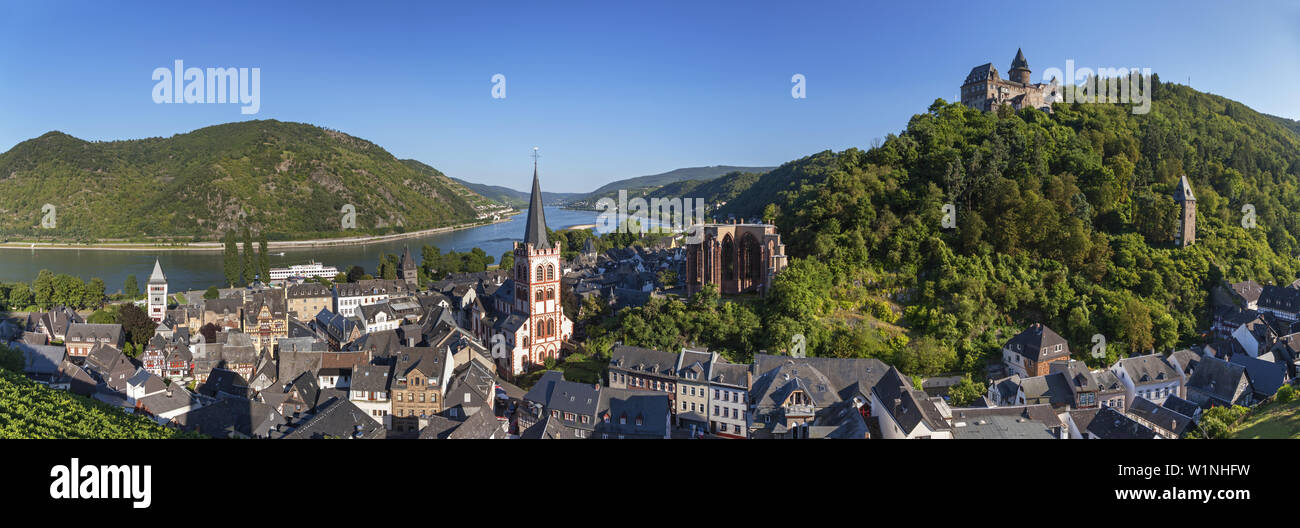 Vista della città vecchia con il Burg Castello Stahleck, Bacharach dal Reno, Valle del Reno superiore e centrale, Rheinland-Palatinate, Germania, Europa Foto Stock