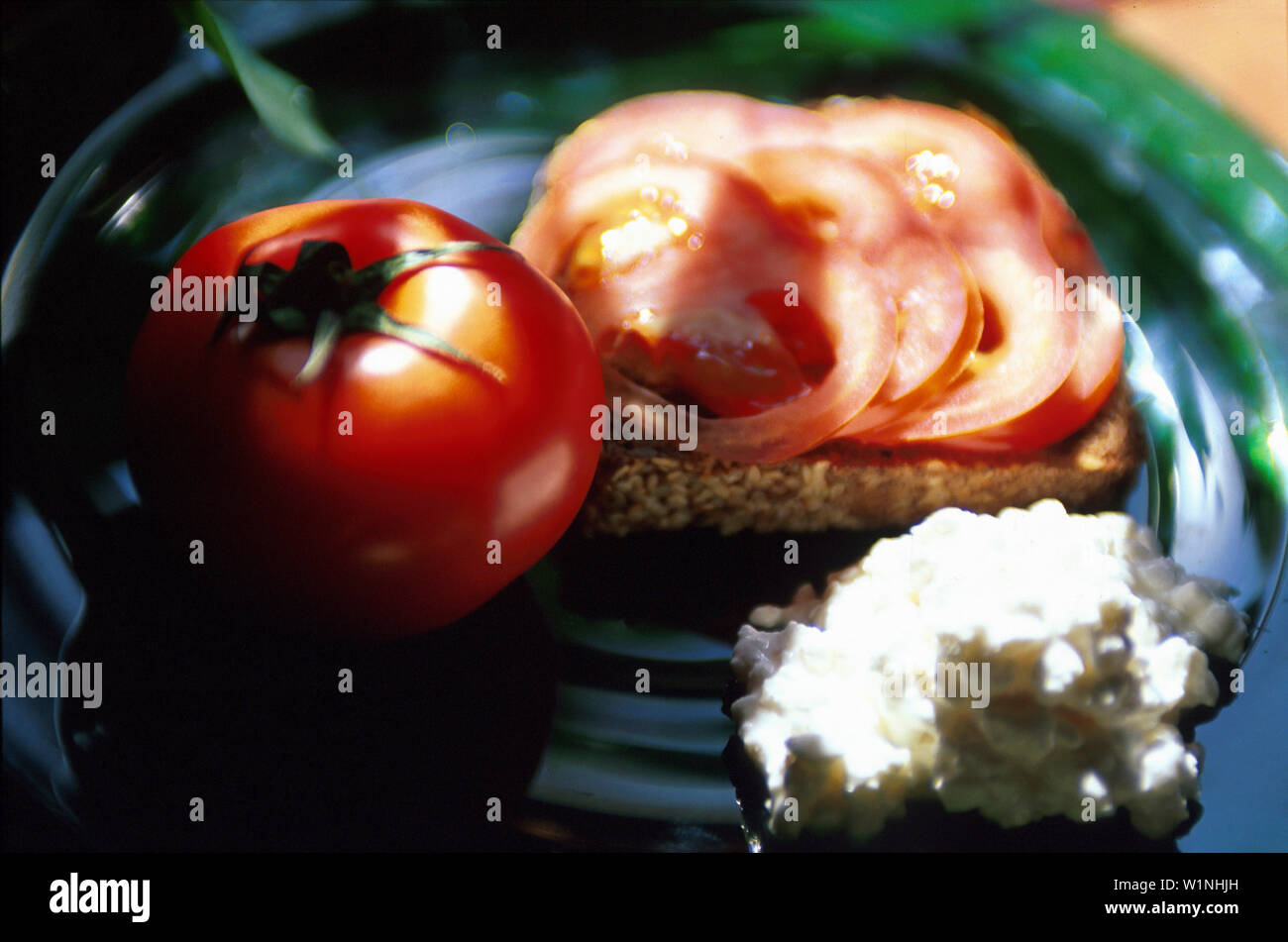 Tomatenbrot mit Huettenkaese, cibo Foto Stock