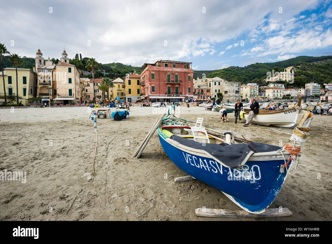 Spiaggia con barche da pesca, Laigueglia, Provincia di Savona e la Riviera di Ponente, Liguria, Italia Foto Stock