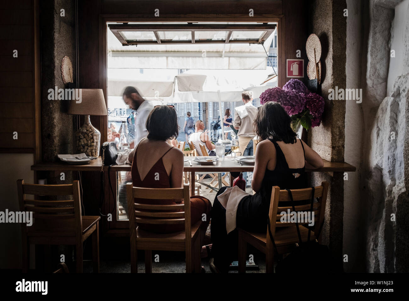 Le persone aventi il pranzo in ristoranti del Porto, Portogallo. Foto Stock