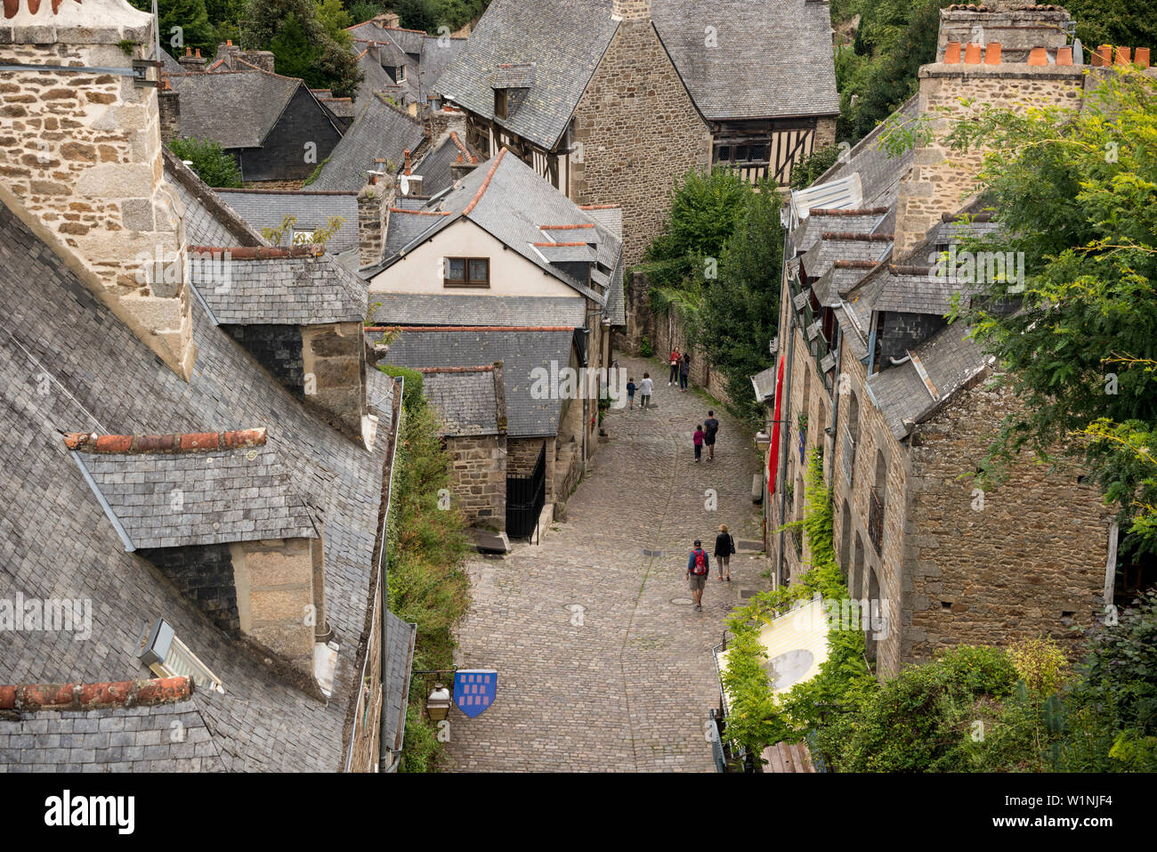 Vista su edifici medievali di Dinan visto dal chemin de Ronde (cammino di ronda), Brittany, Francia Foto Stock