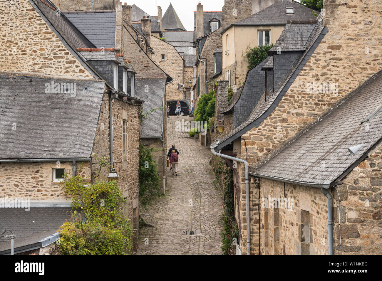 Vista su edifici medievali di Dinan visto dal chemin de Ronde (cammino di ronda), Brittany, Francia Foto Stock