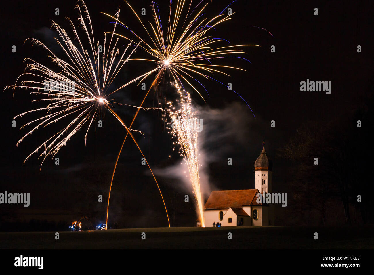 Fuochi d'artificio su mozzo-cappella a Capodanno, Penzberg, Alta Baviera, Germania, Europa Foto Stock
