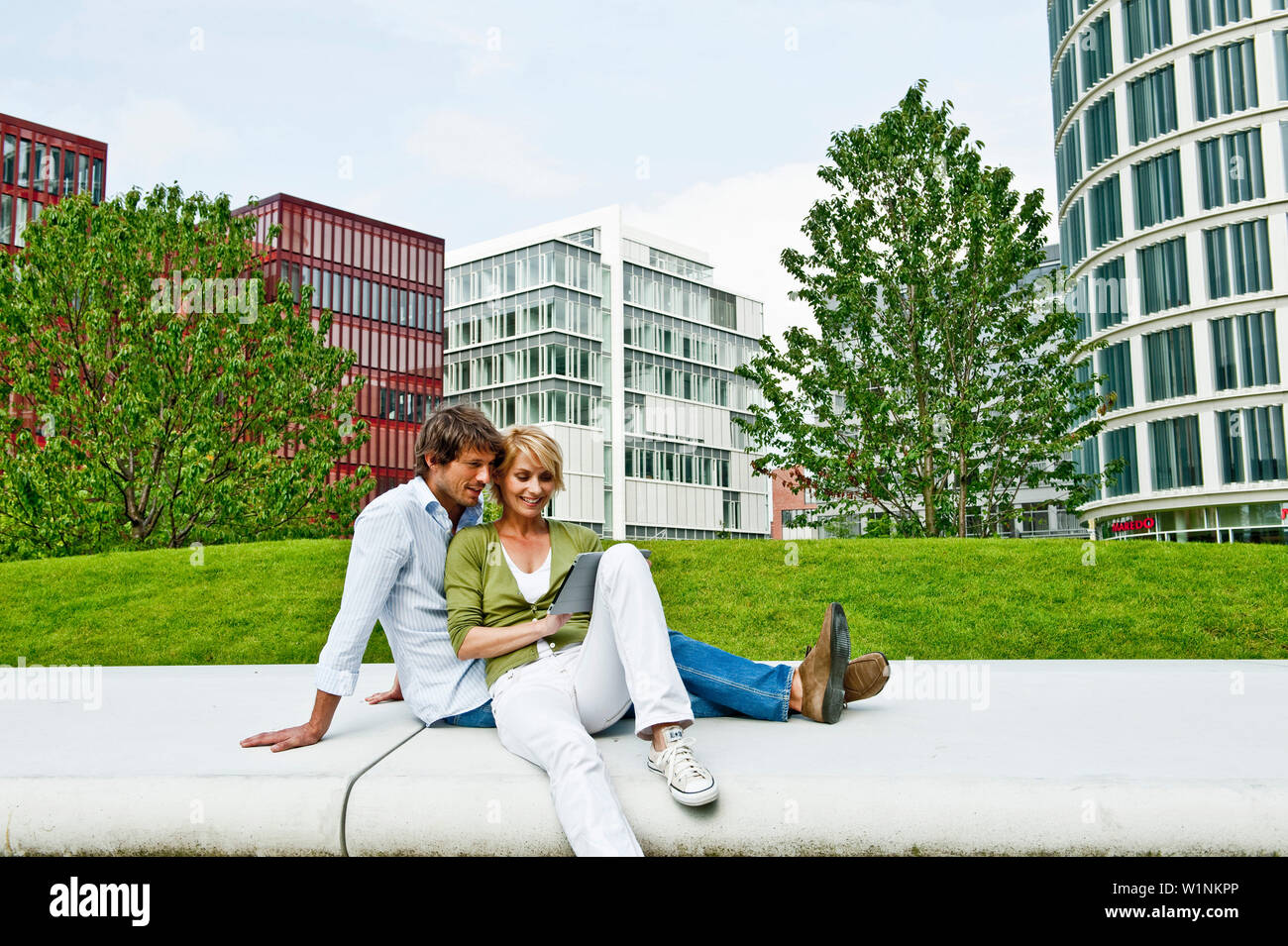 Giovane con un computer tablet, HafenCity di Amburgo, Germania Foto Stock