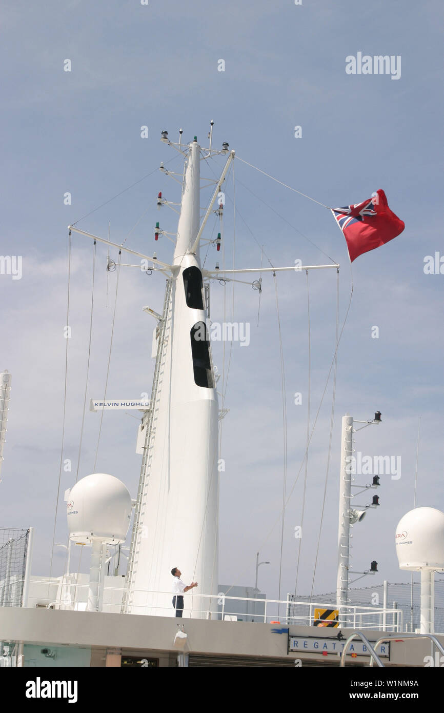 Queen Mary 2, impostare la bandiera britannica, Queen Mary 2, QM2 Aufziehen der Britischen Flagge. Buch S. 146 Foto Stock