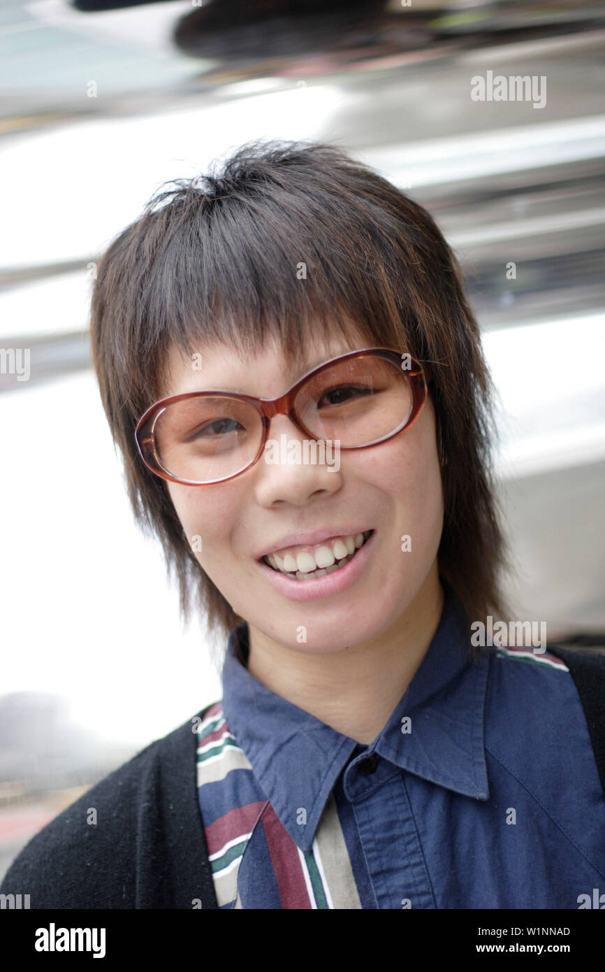 I giovani di fronte al famoso edificio Laforet, shopping moda, Meji-dori, Harajuku, Tokyo, Giappone Foto Stock