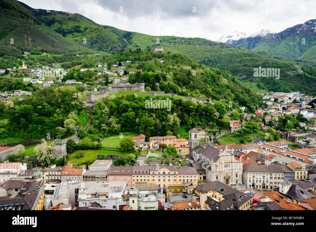 Vista da Castelgrande di città e castelli, Sito Patrimonio Mondiale dell'UNESCO tre castelli, fortezze e mura di Bellinzona, Ticino, Svizzera Foto Stock