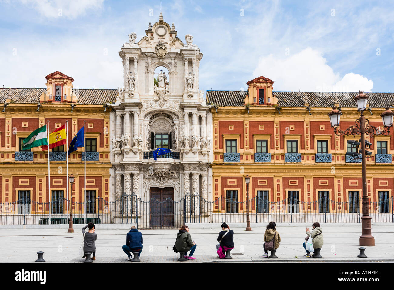 I turisti di fronte al San Telmo palazzo nel centro storico di Siviglia, in Andalusia, provincia di Siviglia, Spagna Foto Stock