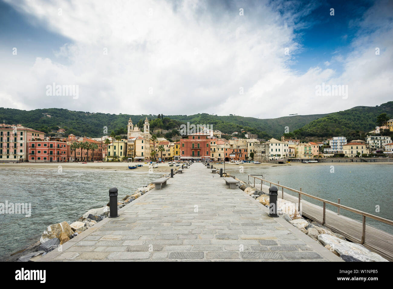Vista della città e la spiaggia, Laigueglia, Provincia di Savona e la Riviera di Ponente, Liguria, Italia Foto Stock