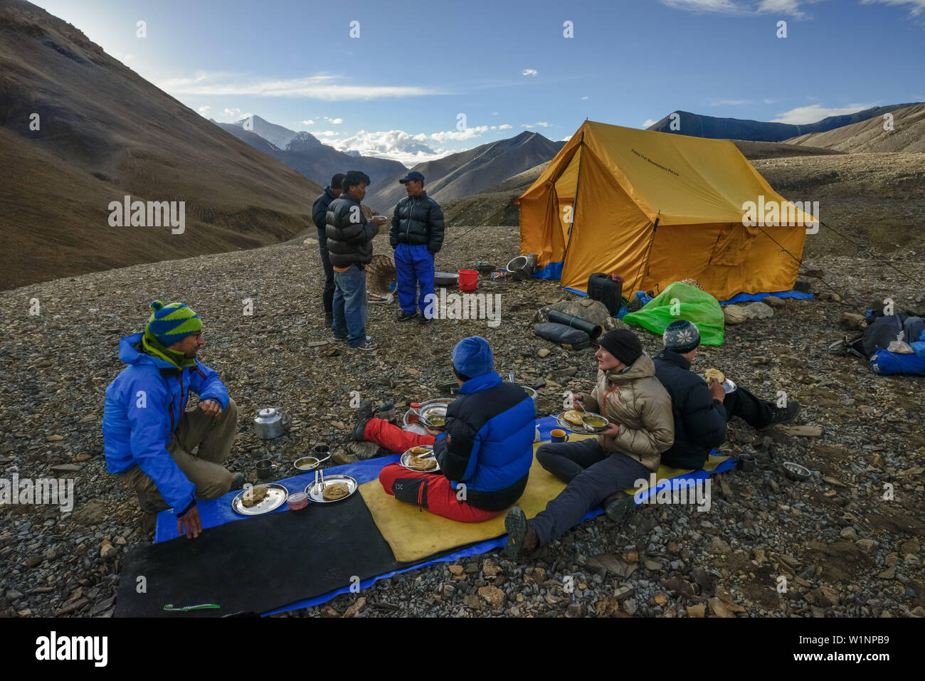 La prima colazione nel campo alto in modo da Nar su Teri Tal a Mustang, Nepal, Himalaya, Asia Foto Stock