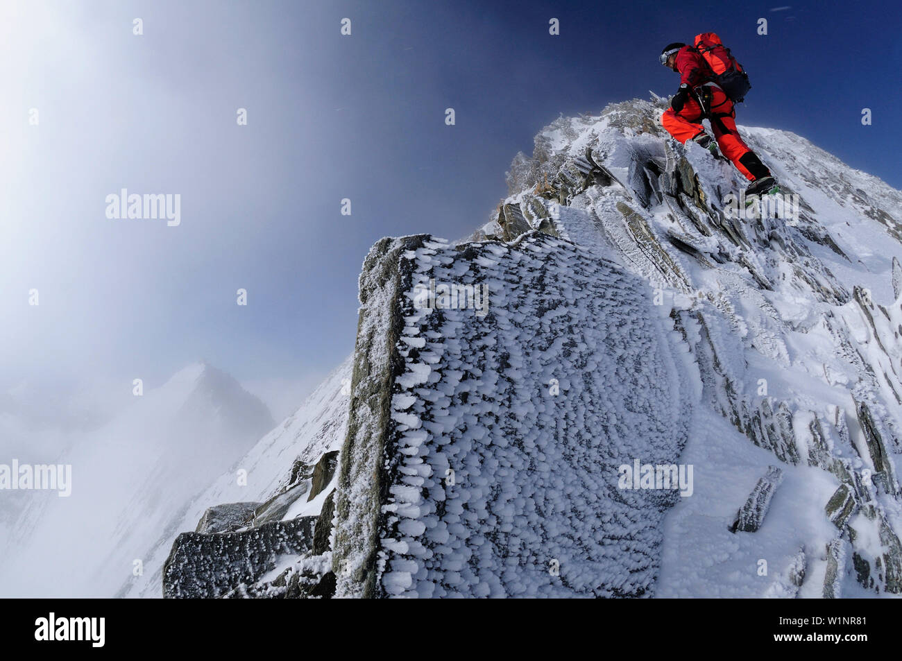 Alpinista durante la tempesta di neve a Nadelhorn (4327 m), Vallese, Svizzera Foto Stock