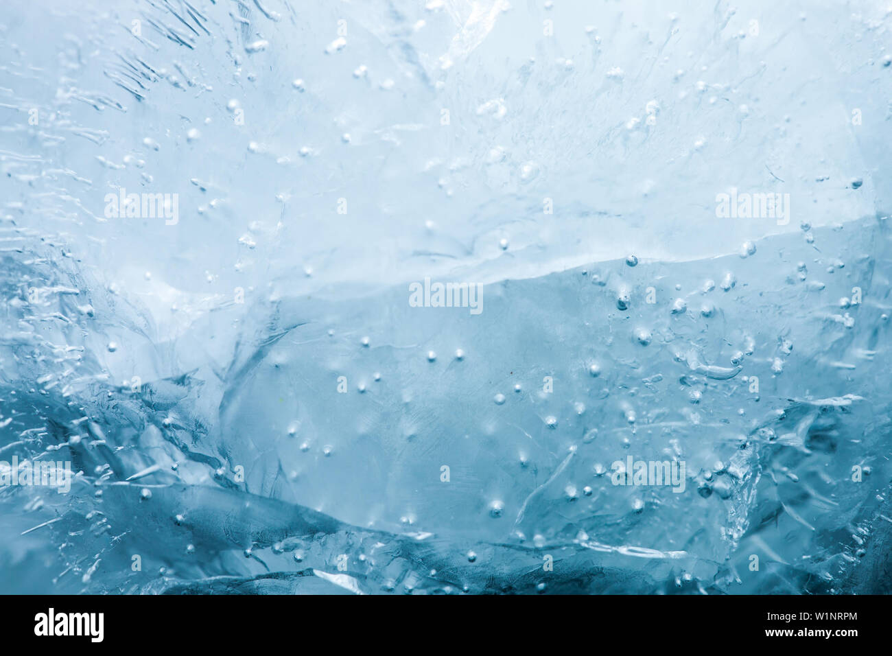 Blu ghiaccio rotto. La texture di acqua congelata. Foto Stock