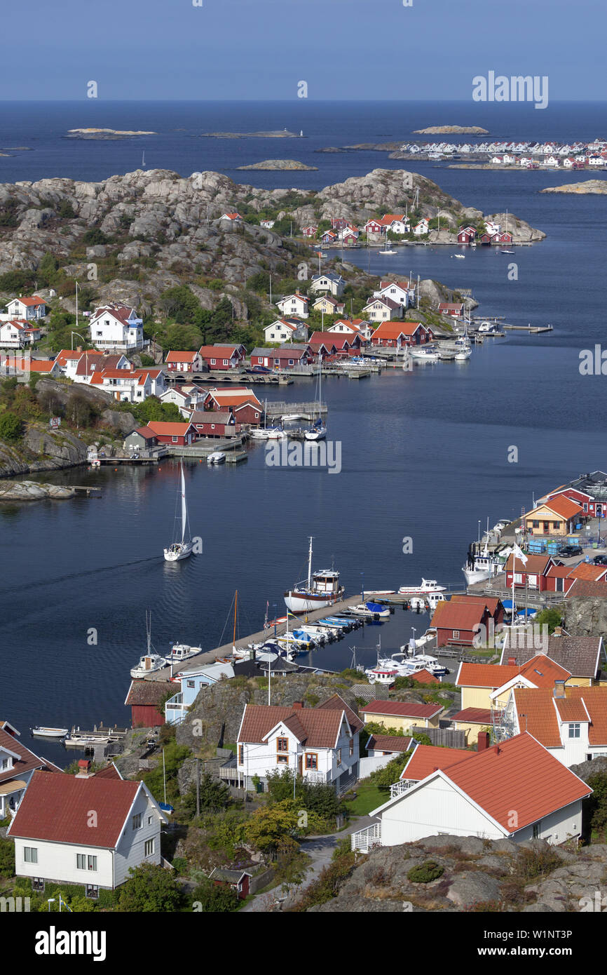 Vista da Rönnang sull'isola Tjörn oltre il mare del Nord a Klädesholmen, Bohuslän, Västergötland, Götaland, sud della Svezia, Svezia, Scandinavia, Northe Foto Stock