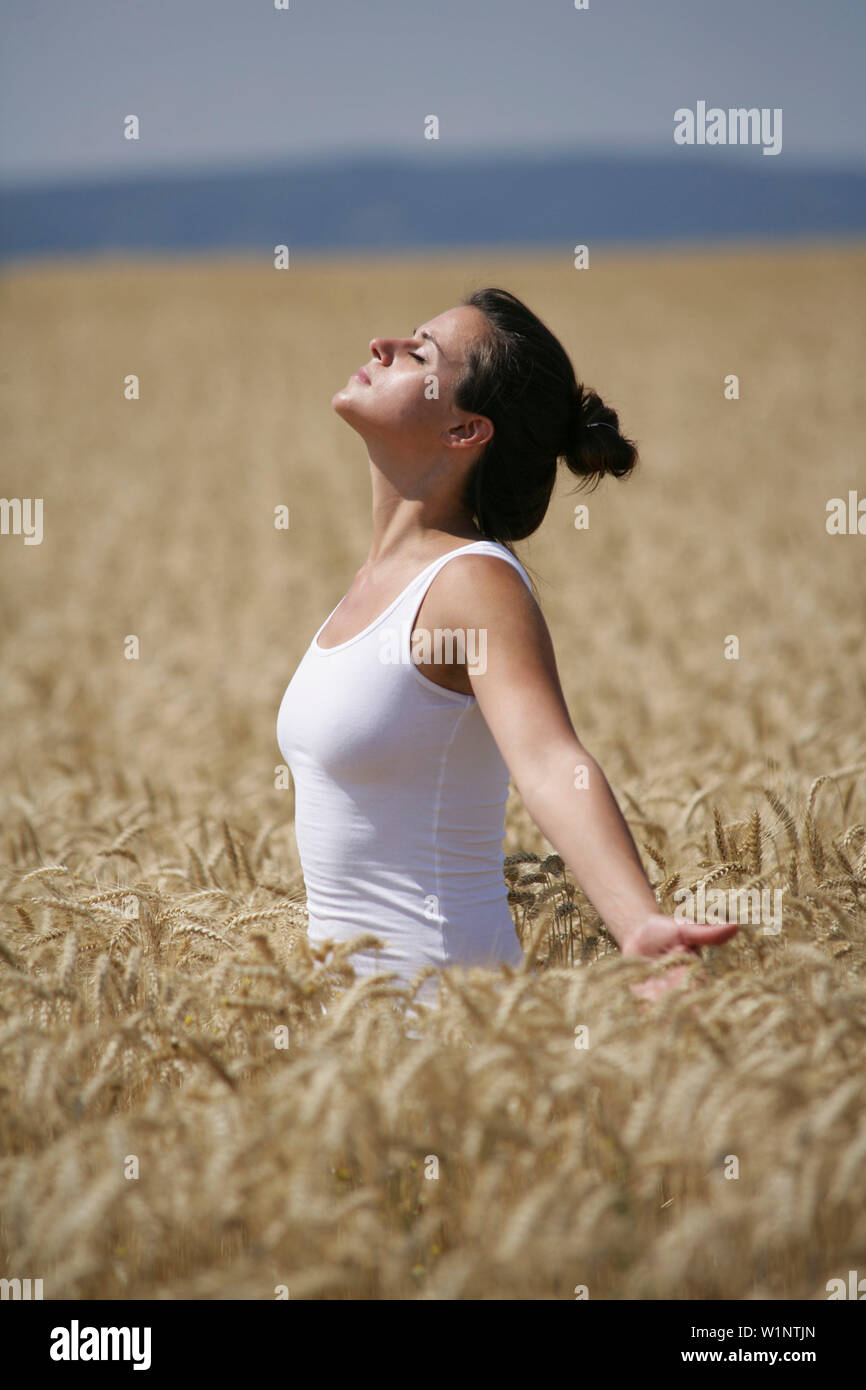 Metà donna adulta meditando in un campo di mais, , la Carinzia, Austria Foto Stock