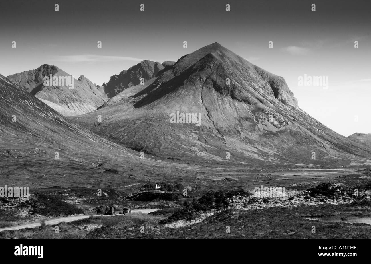 Vista di Marsco, una vetta delle Red Hills, dalla A87 che si avvicina a Sligachan, Isola di Skye, Scozia Foto Stock
